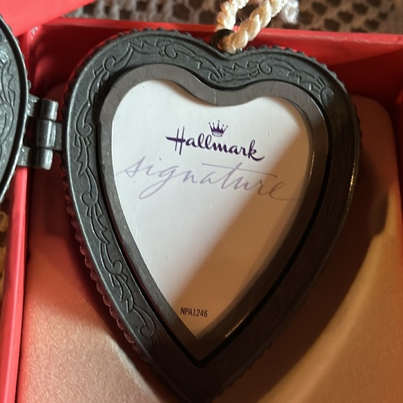 Vintage Hallmark Heart Trinket Box, Locket, Ornament - Heavy Enamel w/ latch - Picture 10 of 14